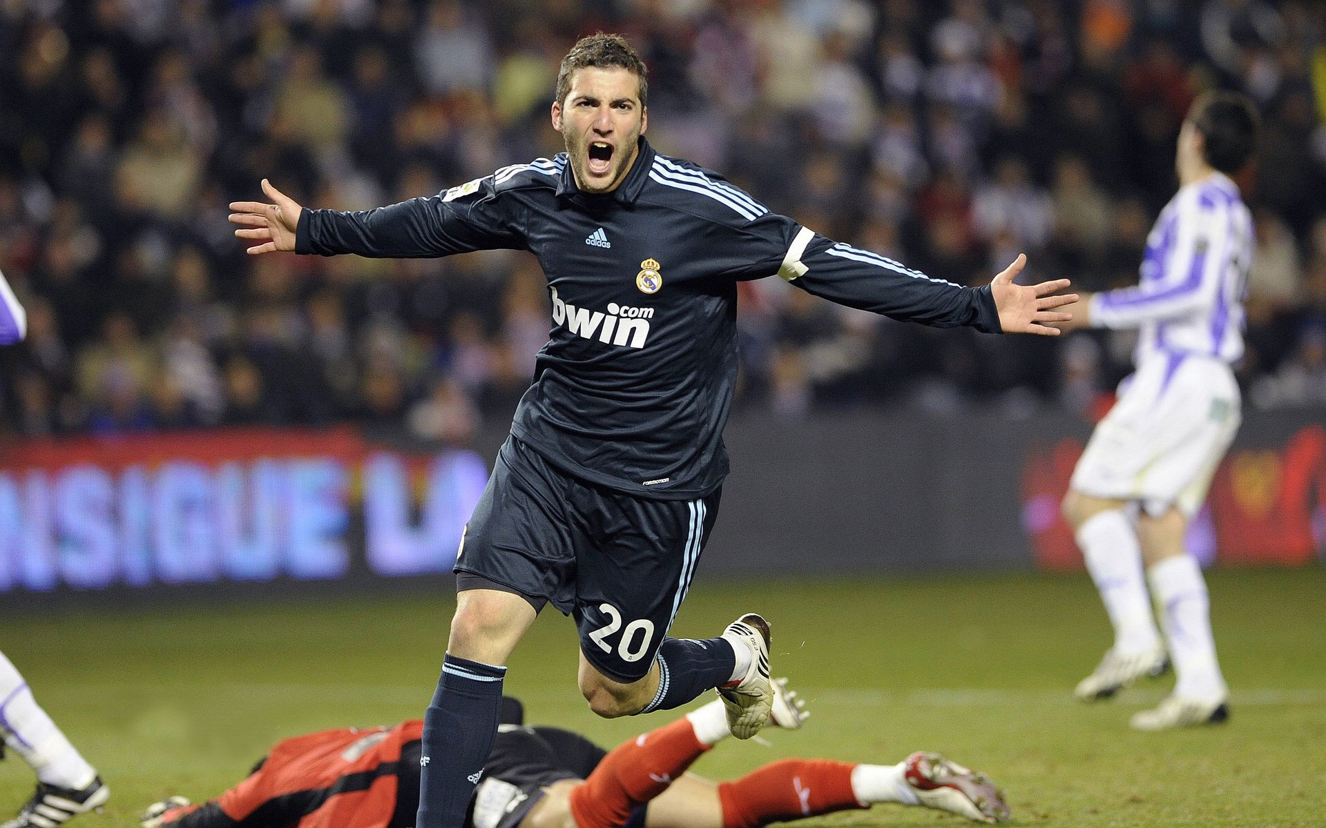 乌拉圭队前锋马丁内斯在巴黎奥运会上表现出色,前乌拉圭国脚威廉姆斯-马丁内斯