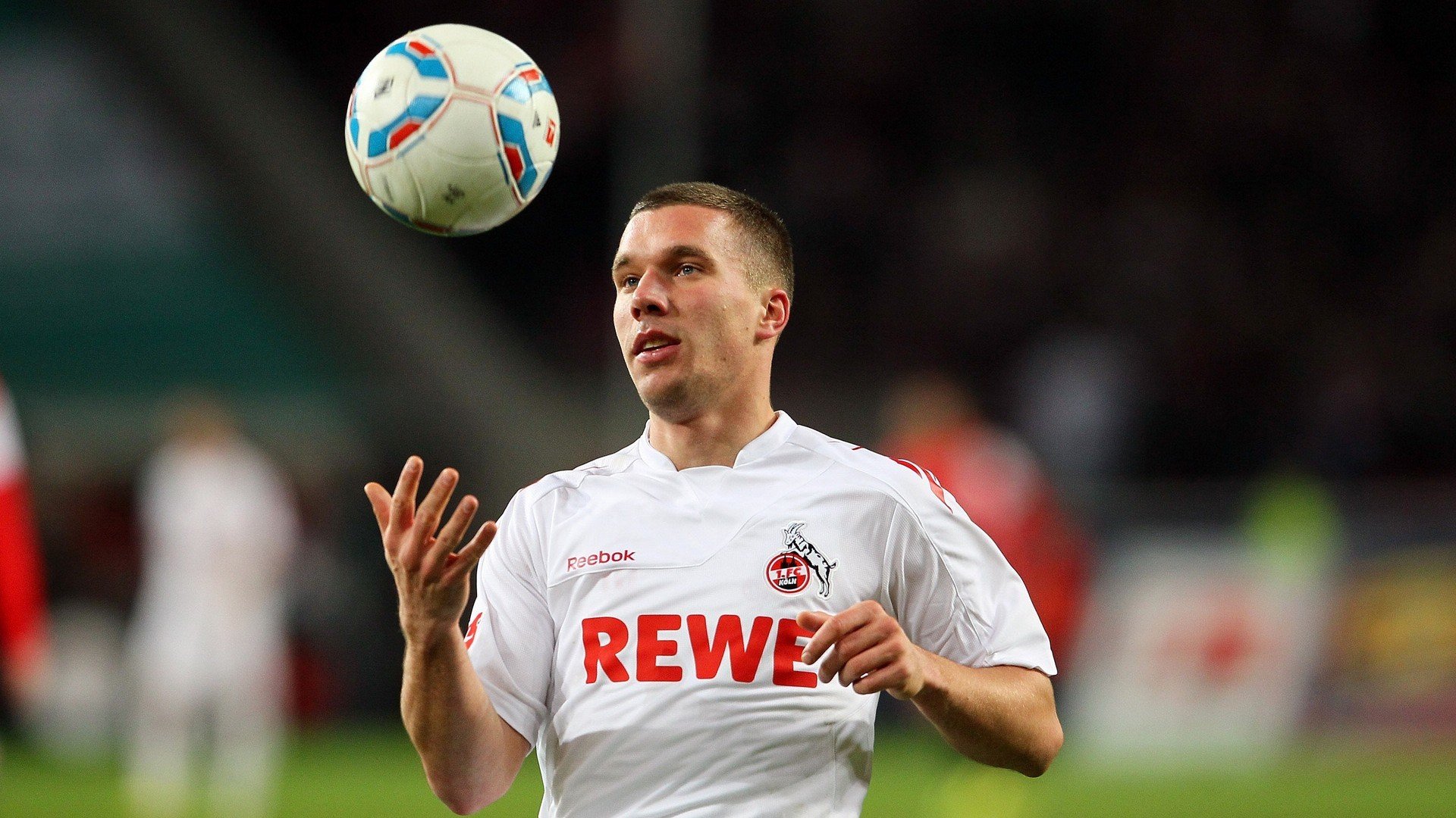 爱游戏在线登录入口-利兹联高效中场调度，白玫瑰军团志在前六，利兹联 白玫瑰