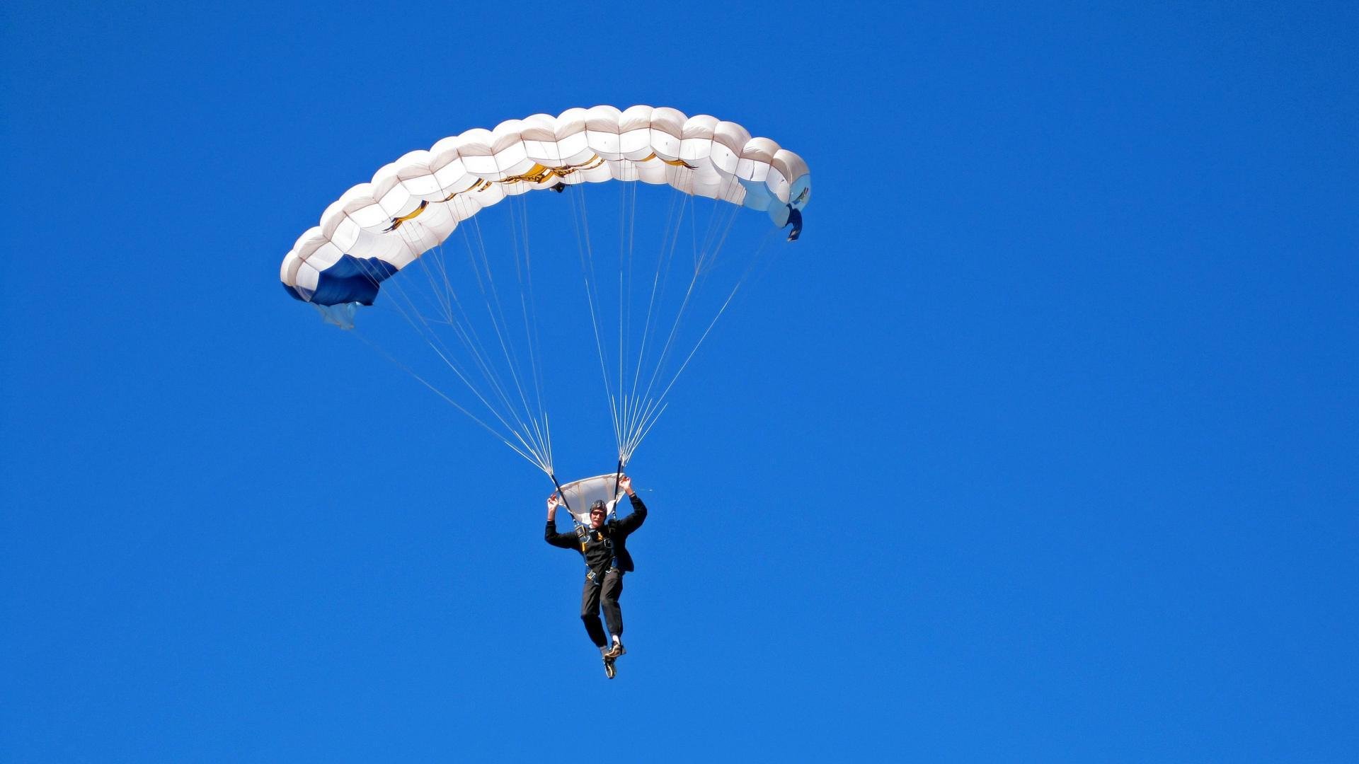 爱游戏体育入口-户外攀岩巡回赛，突破极限迎难而上，野外攀岩视频比赛视频